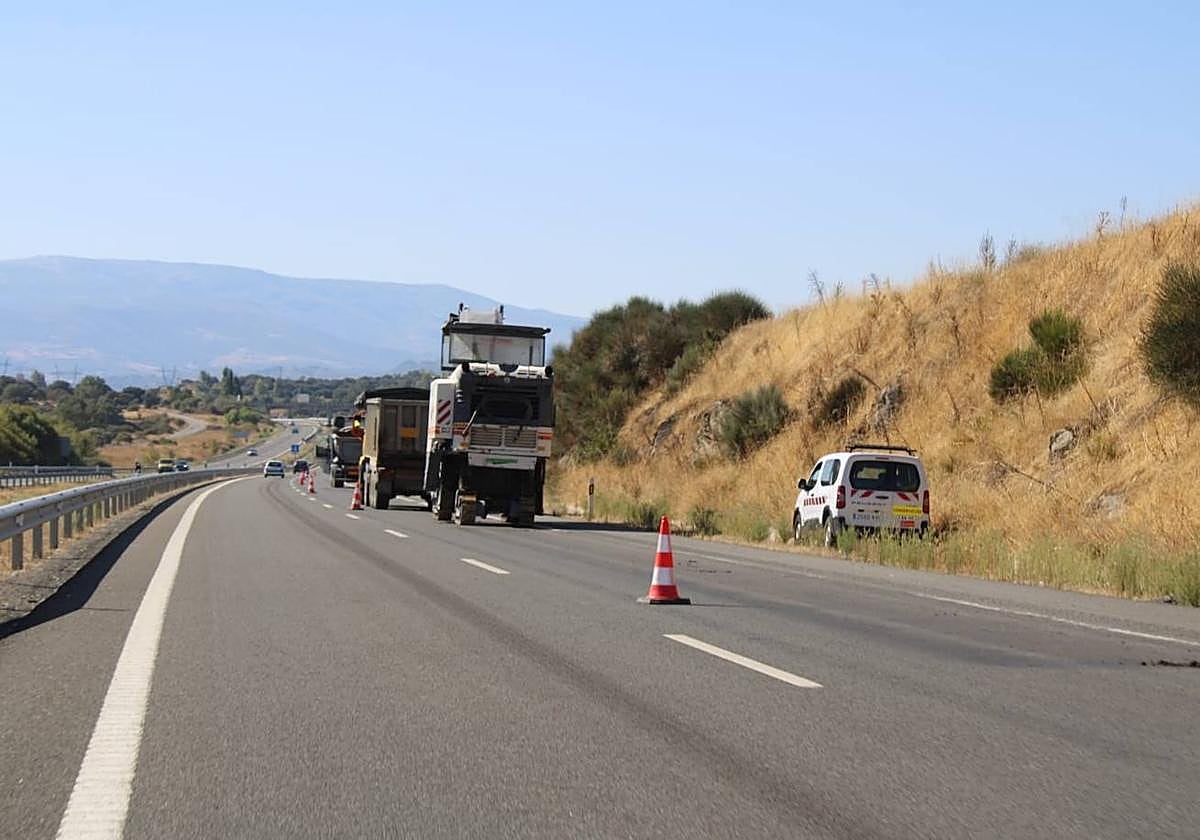 Un carril cortado en el tramo de la A-66 entre Sorihuela y Béjar para los trabajos de reparación de los baches de la calzada que se están realizando estos días.