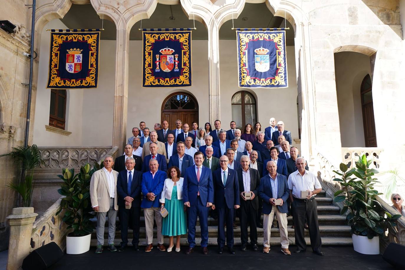El presidente de la Diputación de Salamanca, Javier Iglesias, y el presidente de la Junta de Castilla y León, Alfonso Fernández Mañueco, junto a los alcaldes homenajeados por llevar 25 años o más al frente de sus pueblos.