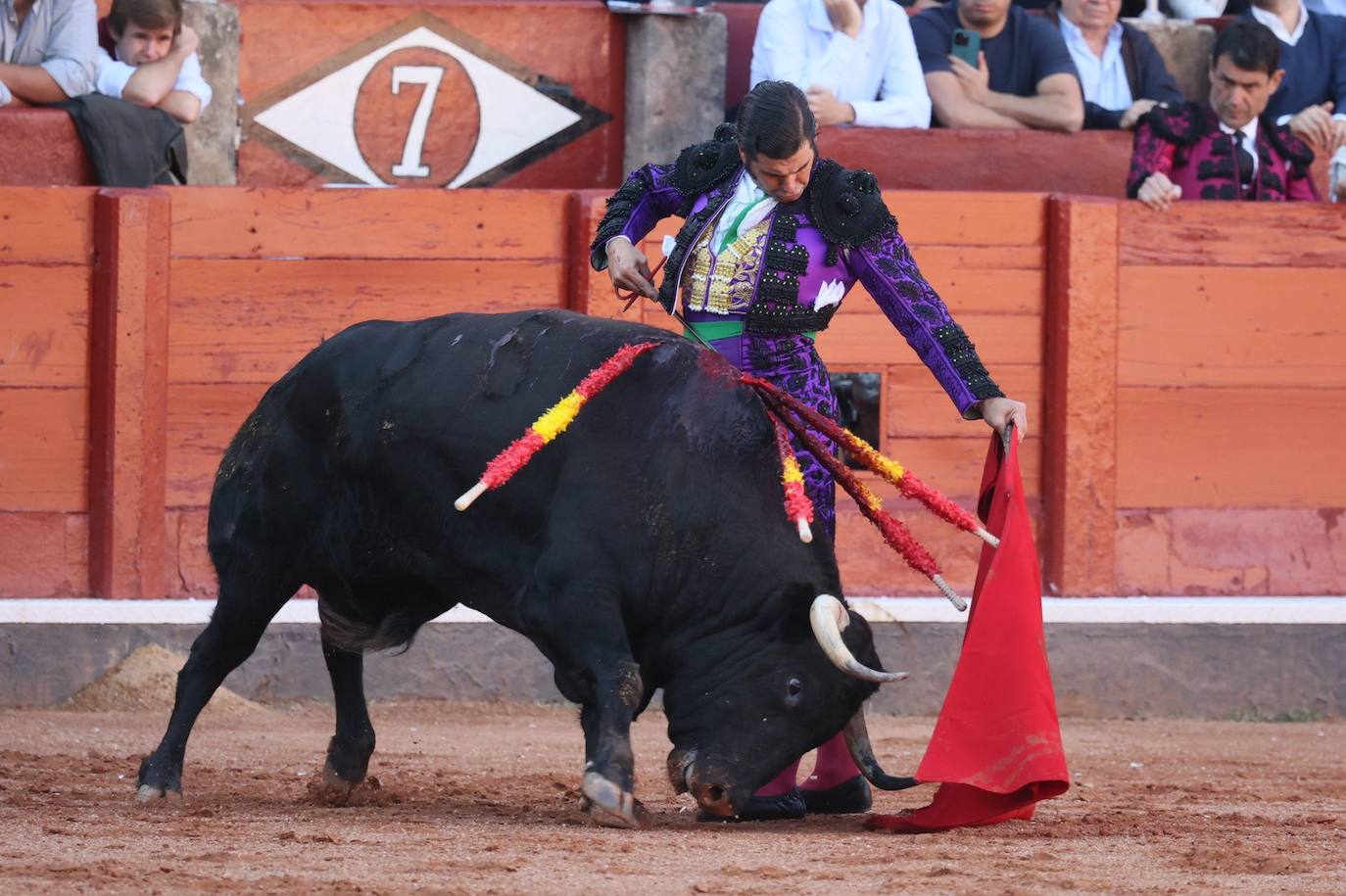 Primoroso cambio de mano de Morante a Corchero, de Garcigrande, que ganó la corrida concurso de ganaderías.