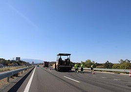 Trabajos de parcheado en la Autovía de la Plata.