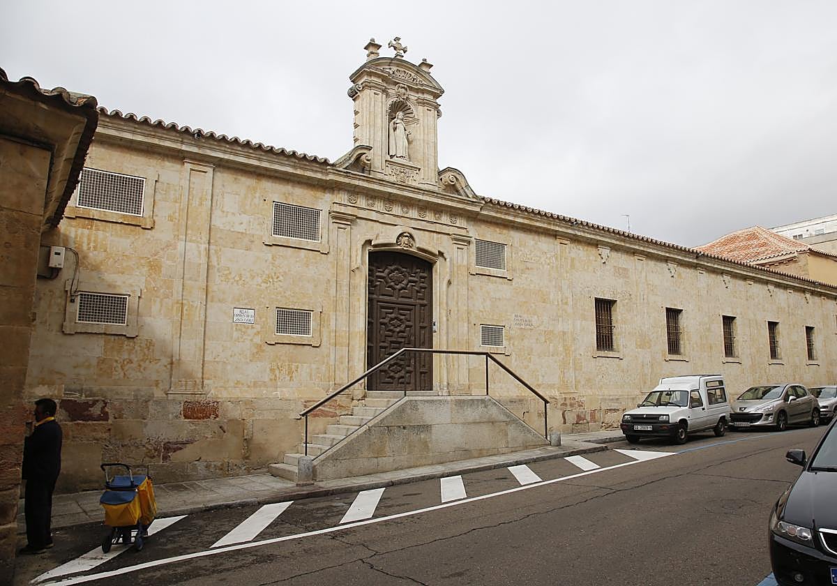 Una mujer observa el portalón donde tuvo lugar el incendio.