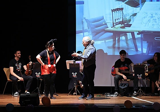 Integrantes de la compañía Hakuna Causa interpretando el musical 'La gran búsqueda'.