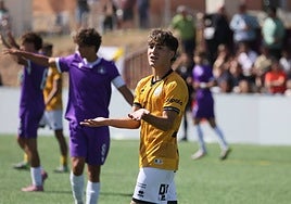 El jugador de Unionistas Adrian Jorge, autor de la diana charra, se lamenta durante el partido.