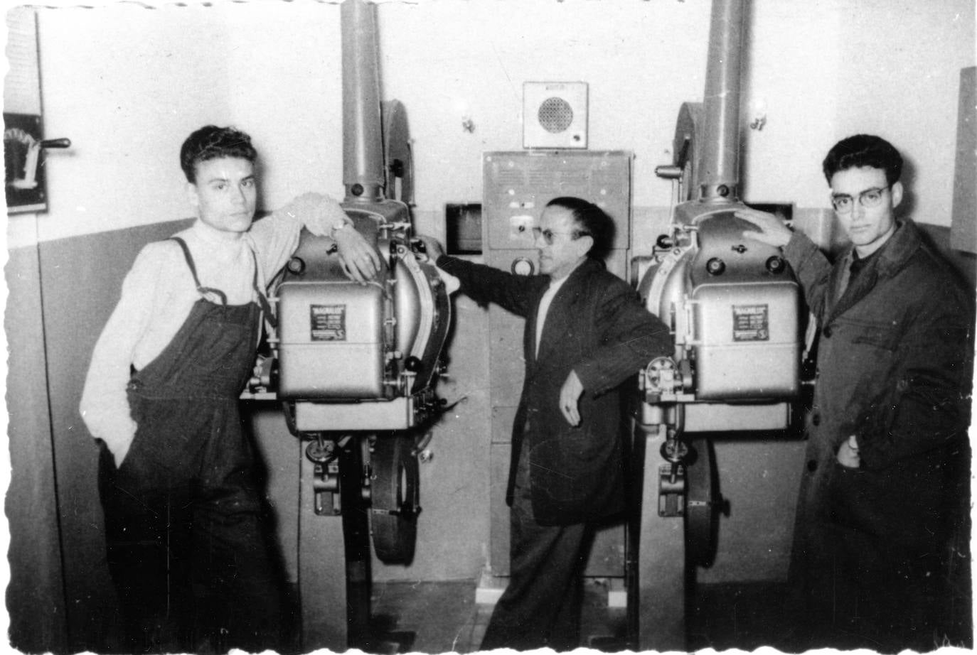 Imagen secundaria 1 - En la primera imagen, vista del cine desde el cruce de la av. Portugal y la actual María Auxiliadora. La foto fue capturada por Á. Esteban y, actualmente, es propiedad del Ayuntamiento de Salamanca. En la segunda foto, el quipo de proyección del cine Liceo, capturado por Guzmán Gombau. La última foto ilustra el acceso al Patio de Comedias, en el edificio anexo al Bretón.