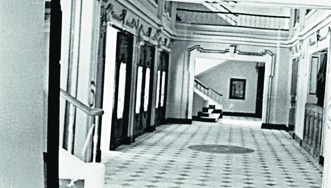 Arriba, vestíbulo del desaparecido teatro abierto en 1945 en la planta baja del nuevo edificio que levantó Francisco Gil en la Gran Vía.