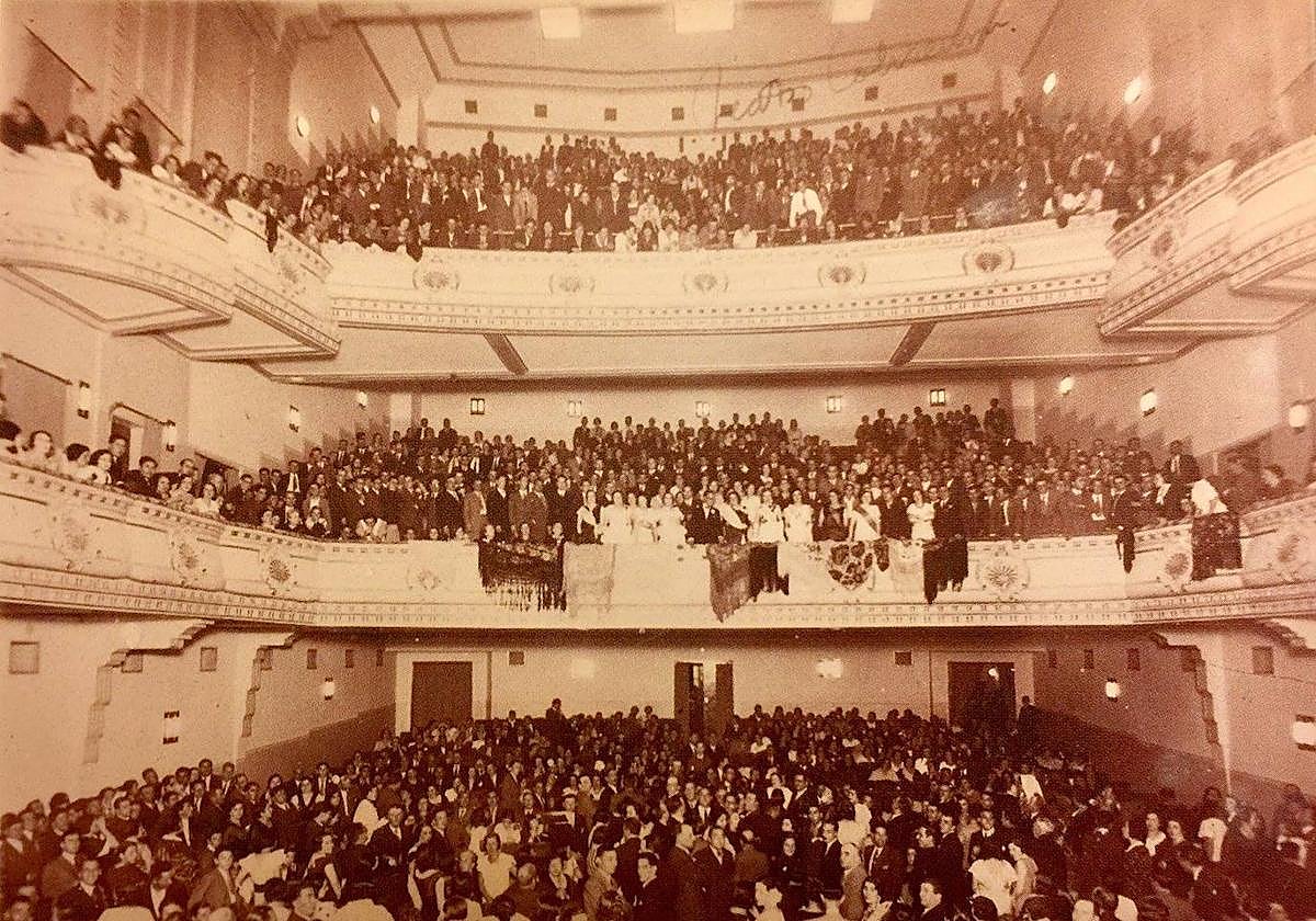 Imagen de un acto social celebrado en el gran teatro de la Plaza Mayor