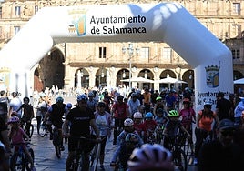 Participantes en el recorrido en bici organizado por el club Promesal.