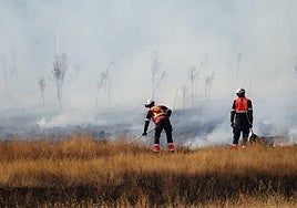 Los Bomberos trabajando en el lugar del incendio.