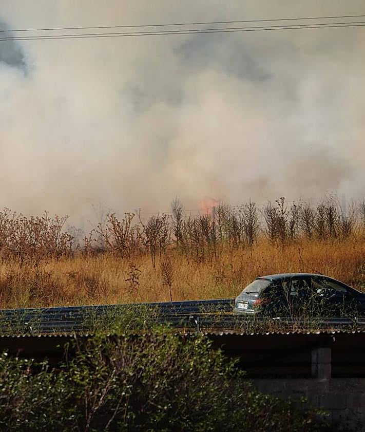 Imagen secundaria 2 - Bomberos interviniendo en el lugar del incendio.