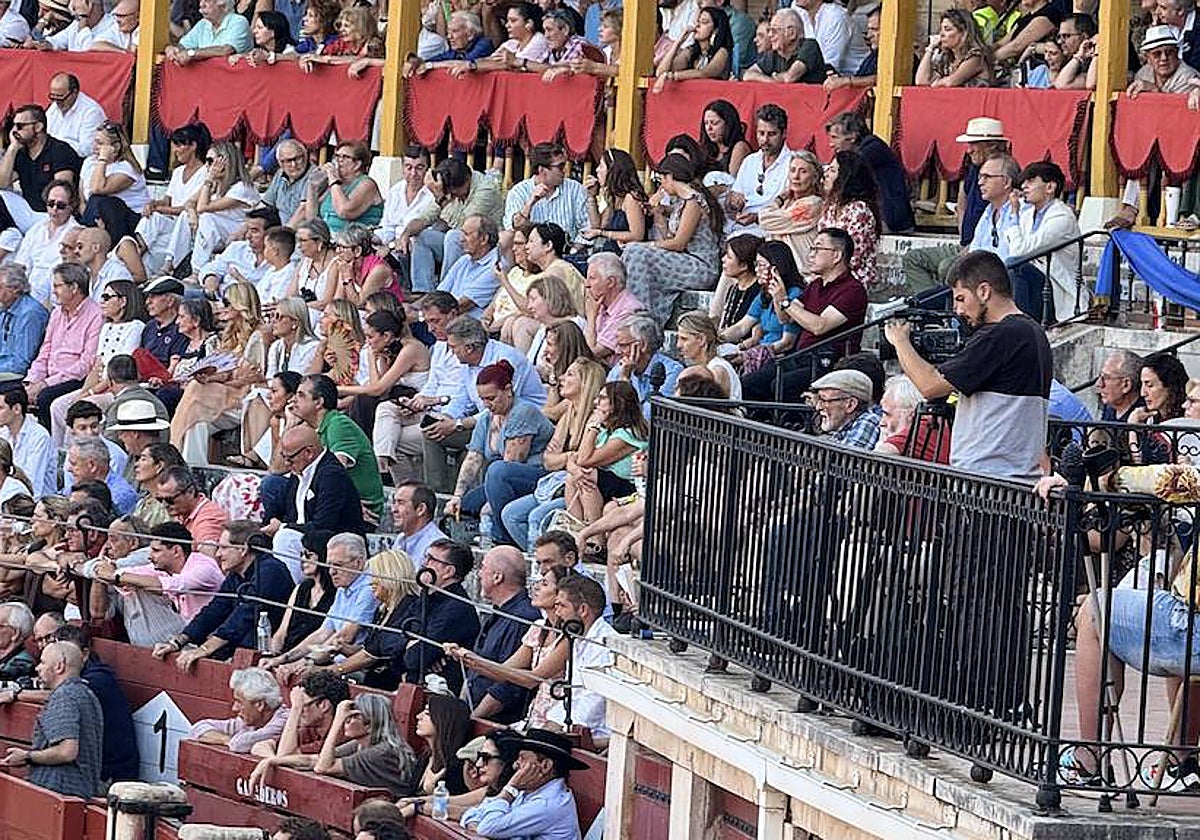 Cámara de televisión en el tendido entre los aficionados.