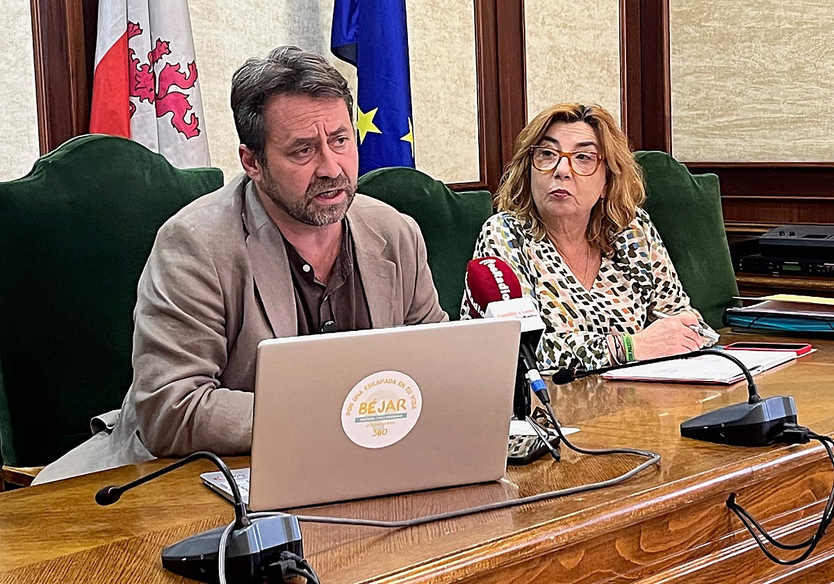 El alcalde, Antonio Cámara, con la concejala Ana Vicente, esta tarde en el Ayuntamiento de Béjar.