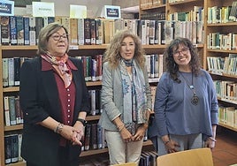 Rosa Pereña, directora Biblioteca; Belén Barco, delegada de Cultura y Rebeca Jerez, responsable Mirolibro.