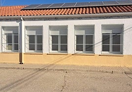 El colegio de Encinas de Abajo con placas solares en su cubierta.