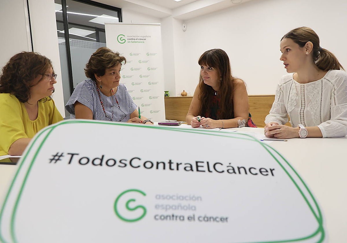 Reunión de equipo en la sede de la Asociación Española Contra el Cáncer en Salamanca.