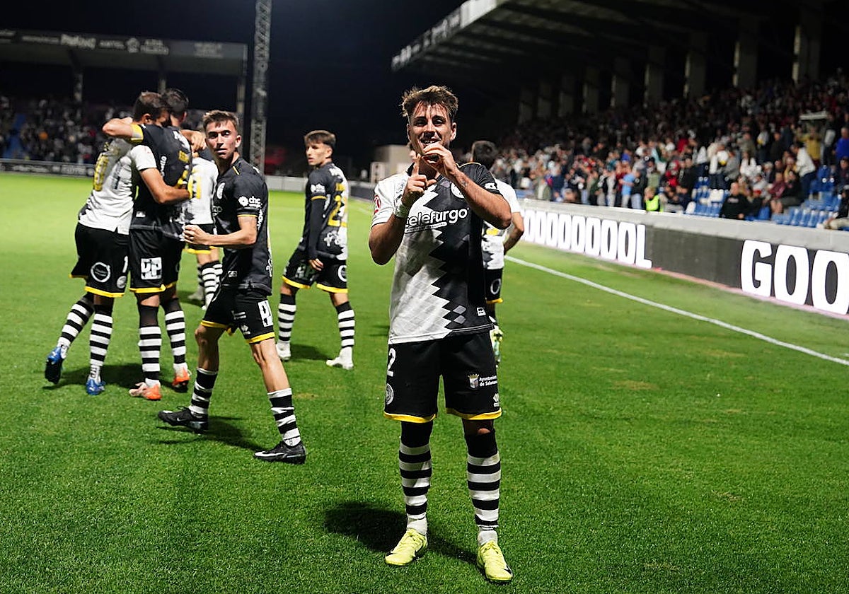 Olmedo celebra la tercera diana del partido ante el Real Avilés.