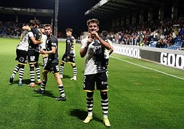 Olmedo celebra la tercera diana del partido ante el Real Avilés.