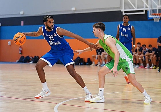 El jugador del Avenida Xoborg McCarthy durante el último encuentro del torneo copero.