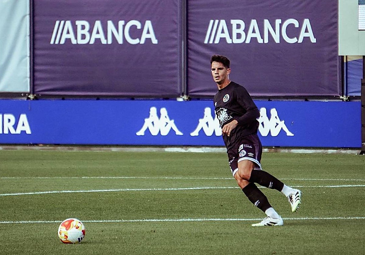Murua enlaza un pase durante el partido contra el Deportivo Fabril.