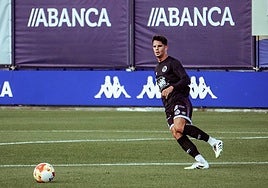 Murua enlaza un pase durante el partido contra el Deportivo Fabril.