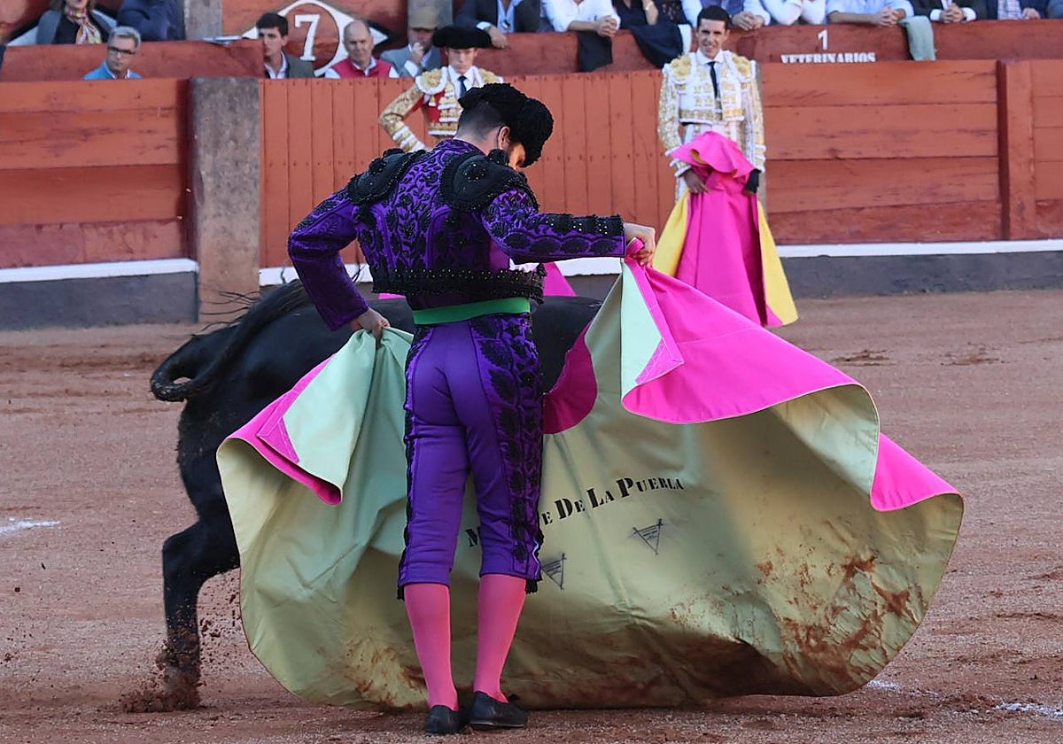 Delantal al paso de Morante de la Puebla a Corchoso, el toro de Garcigrande que ganó la corrida concurso de ganaderías.