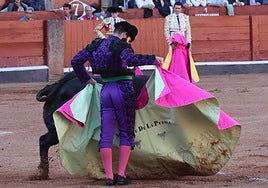 Delantal al paso de Morante de la Puebla a Corchoso, el toro de Garcigrande que ganó la corrida concurso de ganaderías.