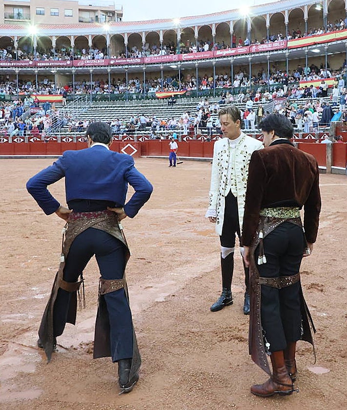 Imagen secundaria 2 - Natural con la mano derecha de Emilio de Justo a Buenasuerte, Ismael Martín y Marco Pérez a hombros en La Glorieta en la corrida de toros del 19 de septiembre, en una jornada triunfal previa a la suspensión que tuvo lugar al día siguiente en el festejo de rejones en el que solo se pudieron lidiar cuatro toros antes de la tromba de agua que cayó sobre el coco charro.