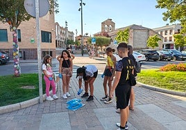 Repintado de huellas del camino escolar seguro.