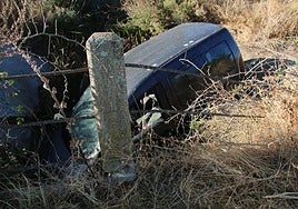 Coche accidentado en la carretera de Naharros.