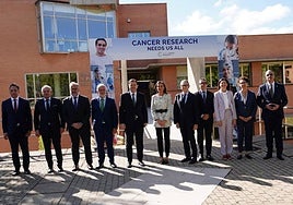 La reina posa a su llegada al Centro de Investigación del Cáncer.