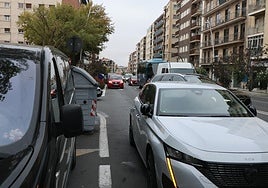 Vehículos en doble fila junto al Colegio Padre Manjón.
