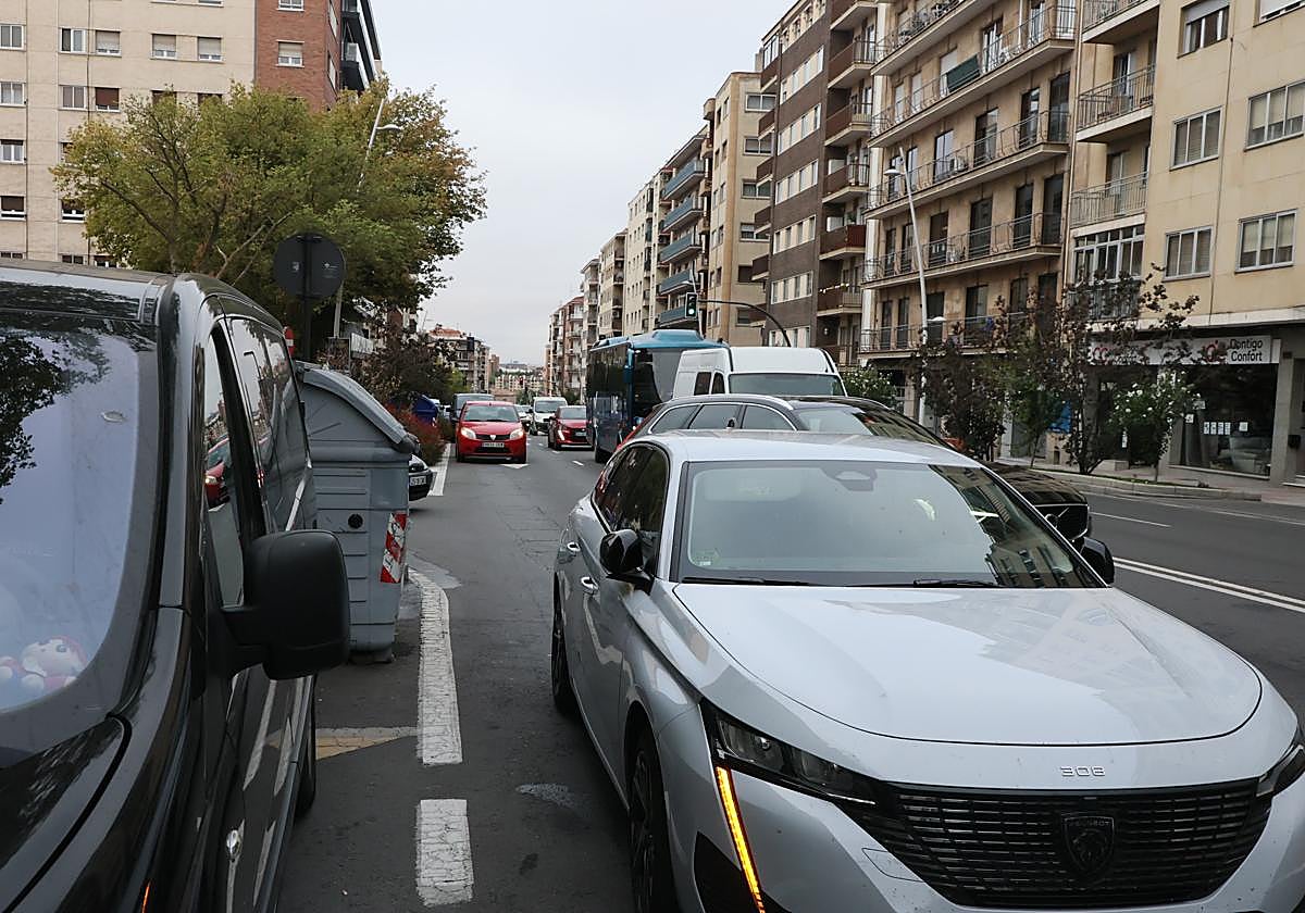 Vehículos en doble fila junto al Colegio Padre Manjón.