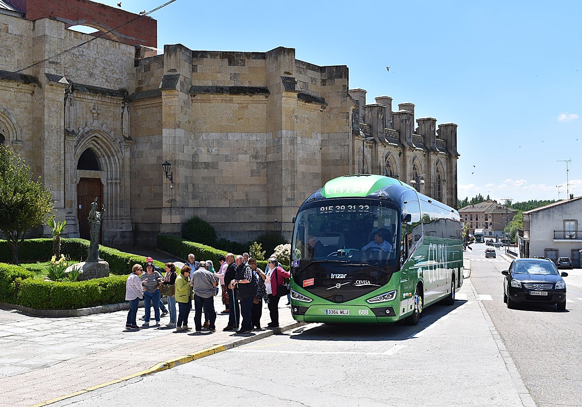 Llegada de turistas a Alba de Tormes frente a la Basílica de Santa Teresa.