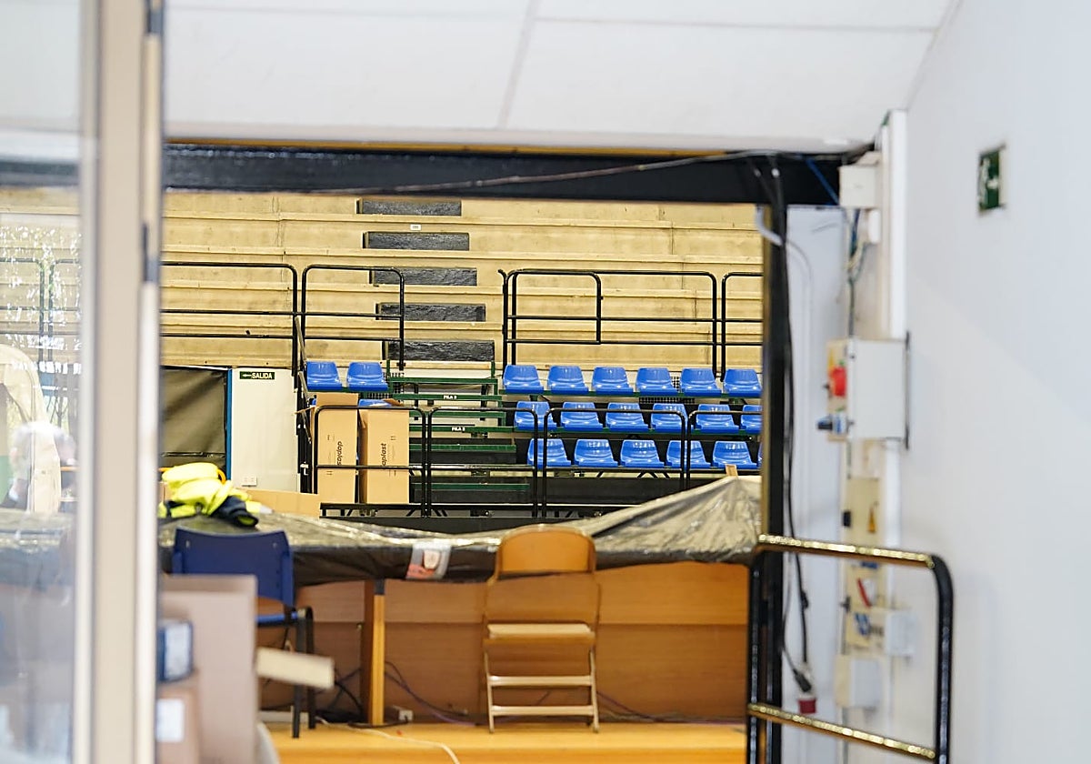 Imagen del interior del pabellón, con los primeros asientos azules instalados.