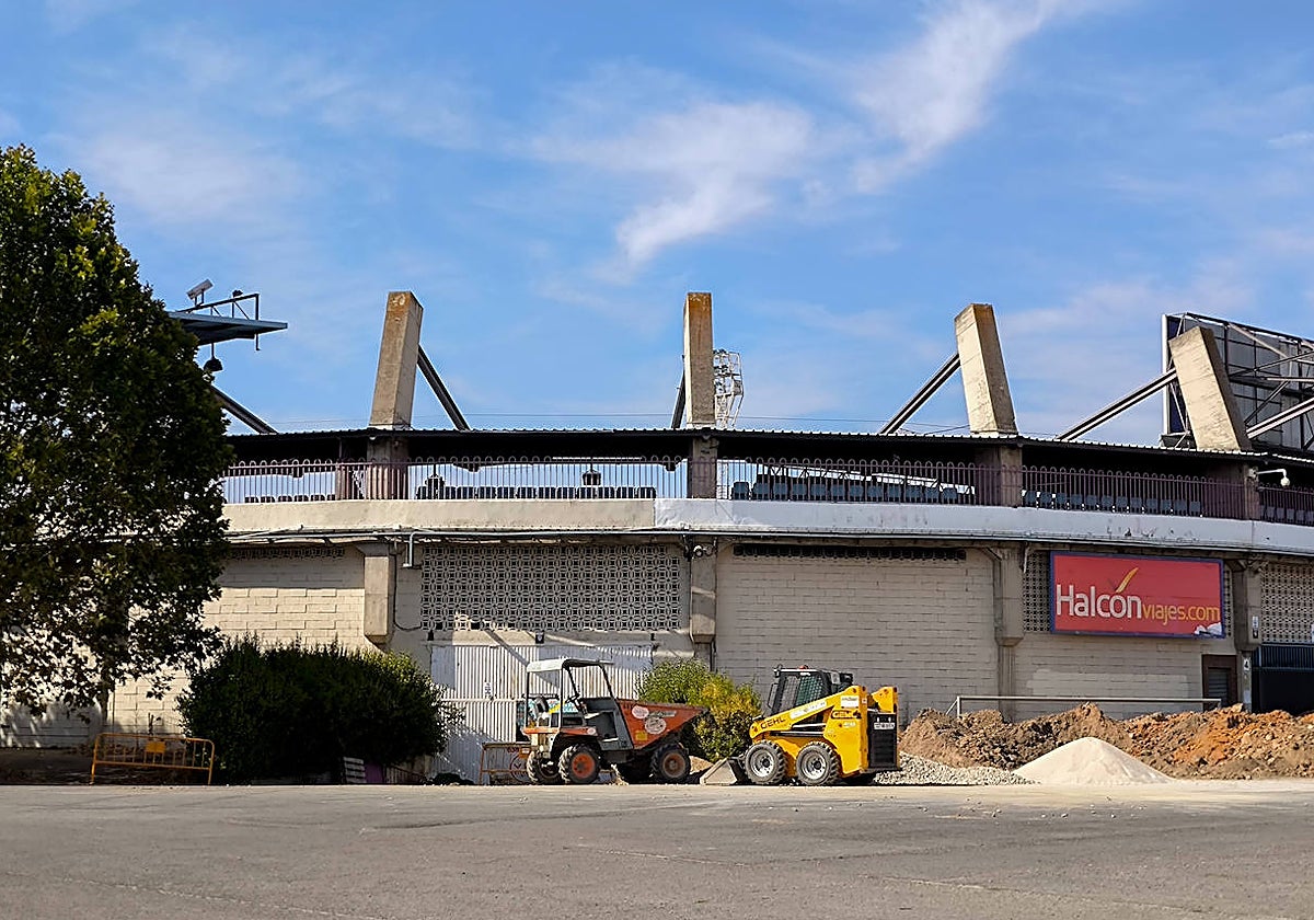 Exterior del estadio Helmántico con materiales y maquinaria para la obra.