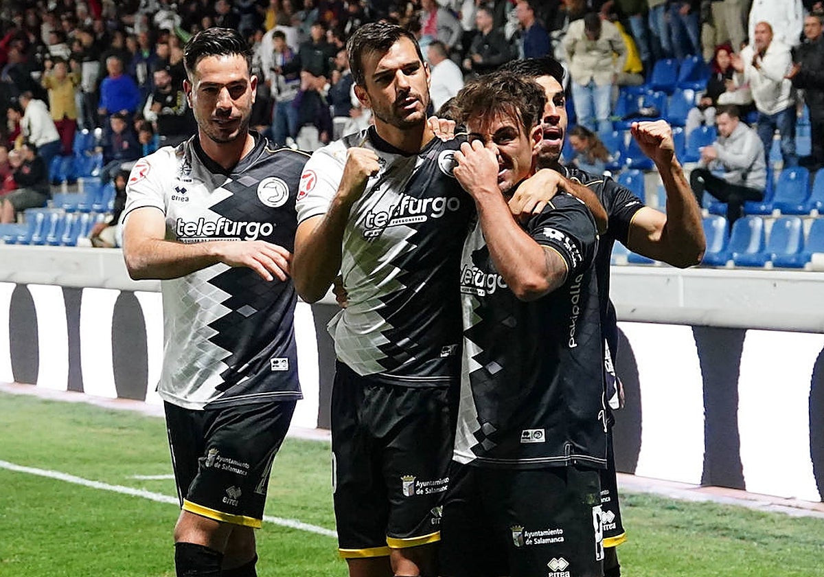 Los jugadores de Unionistas celebran la diana de Olmedo, que confirmó la remontada frente al Real Avilés el pasado domingo.