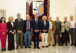 El jurado y el alcalde, Carlos García Carbayo, durante la presentación de los ganadores