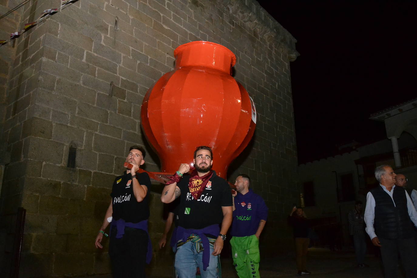 Las peñas protagonizan el traslado del Puchero.