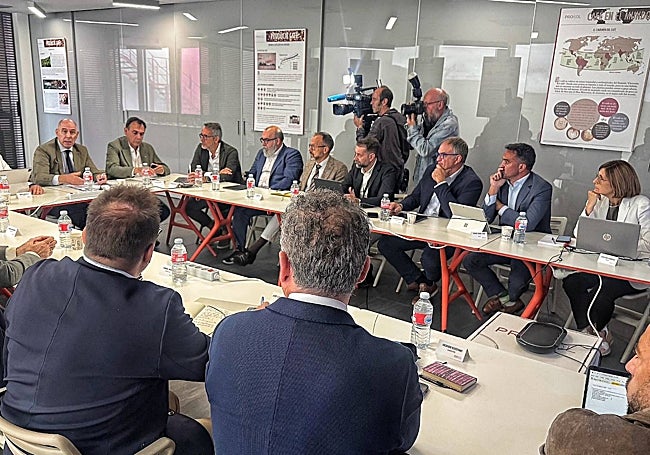 Reunión encabezada por el viceconsejero de Economía y Competitividad, Carlos Martin Tobalina.