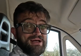 Cocituber, conduce su furgoneta.