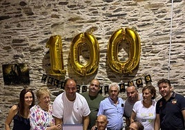 El alcalde de Guijuelo le hizo entrega de una placa.