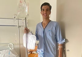 Julio Norte, ya en pie en la habitación del hospital de San Sebastián de los Reyes.