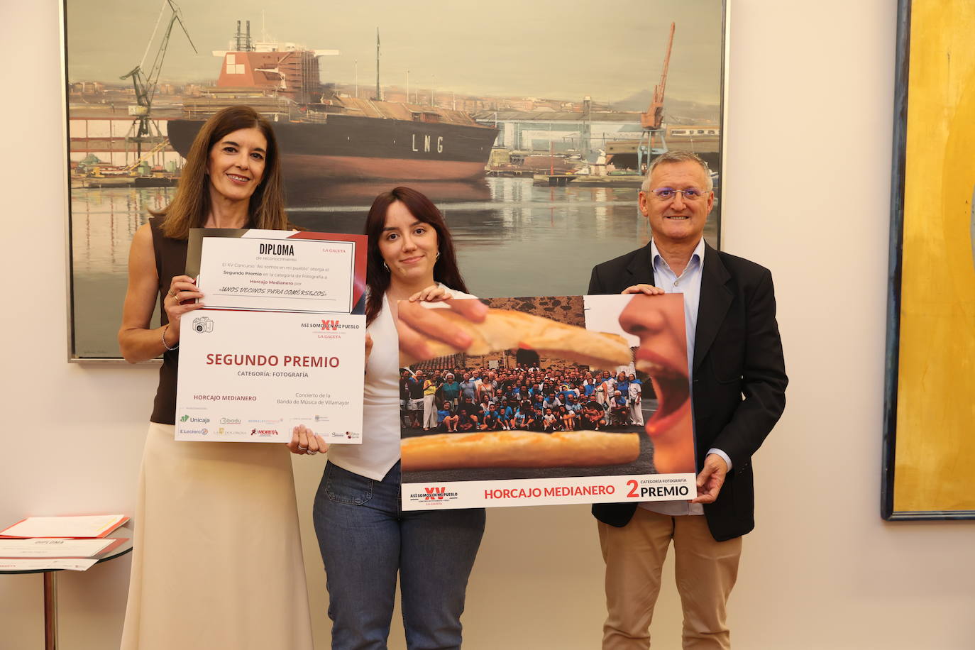 Mar González, presidenta de la Banda de Música de Villamayor, y Enrique Sáez, gerente de Hipermercados E.leclerc entregan el segundo premio a la fotografía de Horcajo Medianero. Recibe el galardón la vecina Beatriz Jiménez Cilleros. La localidad ha ganado un concierto a cargo de la Banda de Música de Villamayor.