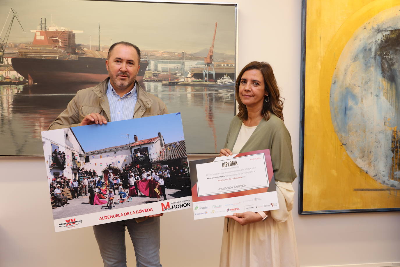 Susana Sánchez, directora comercial de LA GACETA, entrega una mención de honor en fotografía a la imagen de Aldehuela de Bóveda, que ha sido meritoria de esta distinción por una estampa con la que el pueblo rememora su pasado taurino con una recreación de la tradicional plaza de carros que acogía las capeas de las fiestas patronales. Recibe la distinción Benedicto