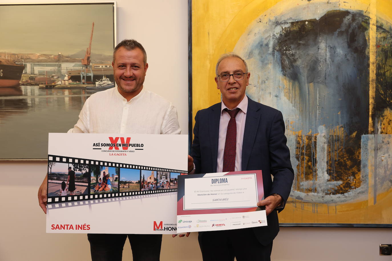 Julián Ballestero, director de LA GACETA entrega una mención especial al vídeo de Santa Inés. La localidad ha sido merecedora de esta distinción por una pieza en la que los vecinos evocan sus vivencias en el pueblo. Una obra que está acompañada por un coro de mujeres que interpreta la canción 'Entonces' de Rosalía. Recibe la mención David Sánchez Cabo, concejal de la localidad.