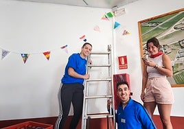 Los jóvenes de Nava de Sotrobal comienzan a decorar el salón para la fiesta