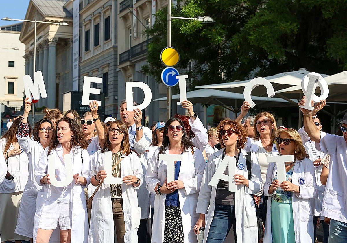 Imagen de médicos protestando frente al Ministerio de Sanidad.