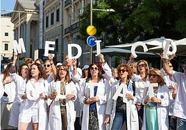 Imagen de médicos protestando frente al Ministerio de Sanidad.