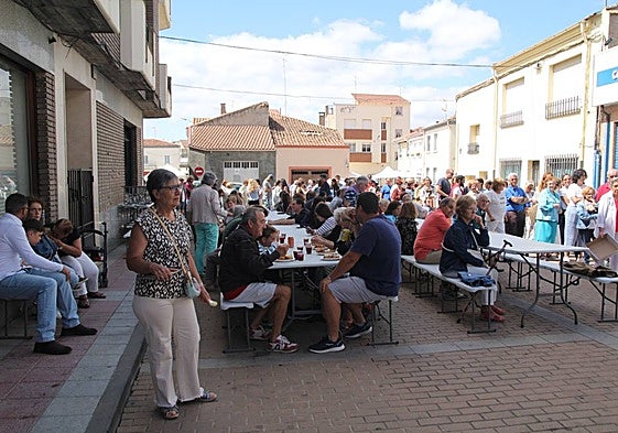 Los vecinos de Lumbrales durante la comida solidaria