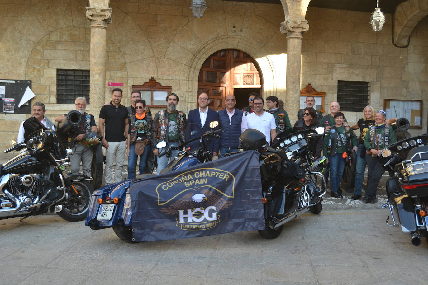 Recepción a un grupo de moteros en Miróbriga