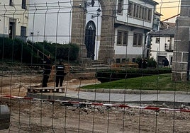 Imagen de agentes de la Policía Nacional en la plaza de San Juan, donde ya han comenzado las obras en las que han aparecido restos óseos de al menos tres personas.